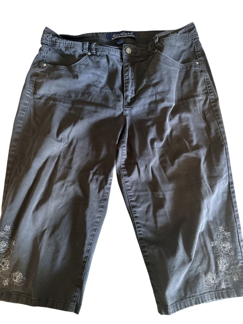 Gloria Vanderbilt Black Capri Pants Size 16 With Embroidered Floral Detail